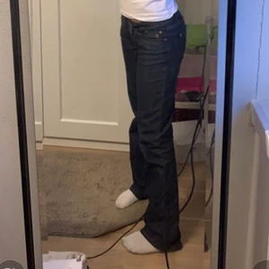 Lågmidjade jeans - Lågmidjade jeans köpa här från plick, andvänd få gånger , jag är 153 o de sitter lite stora vid midjan o de är lite långa, för mått info eller mer bilder skriv privat