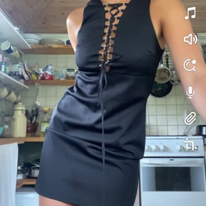 Klänning  - Svart klänning med snörning i fram. Bra skick i storlek M. Skriv vid fler frågor!💞