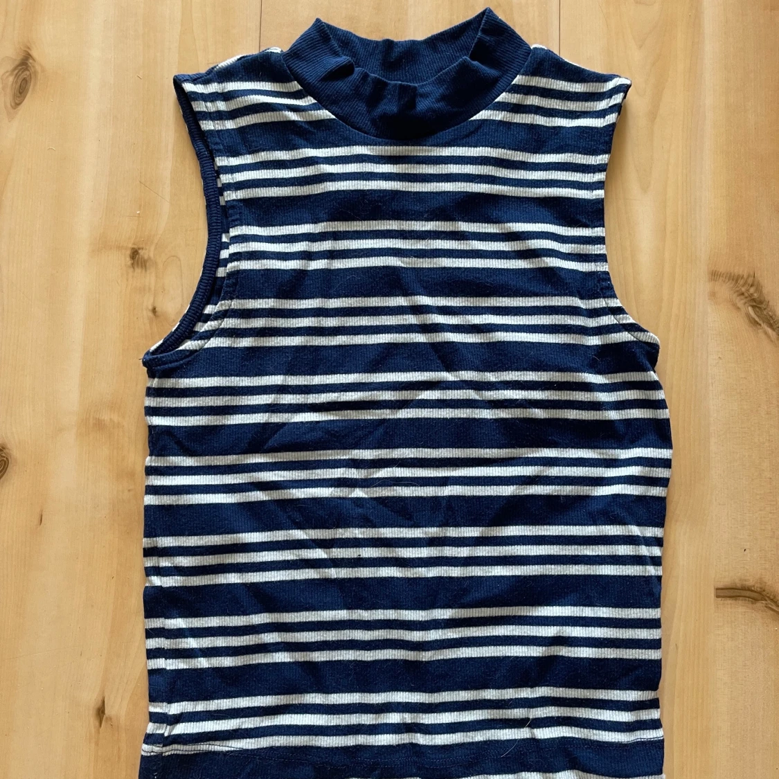 Randigt linne med låg krage