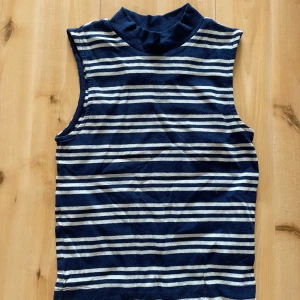 Randigt linne med låg krage  - Randigt linne med låg polo krage, stretchiga material 