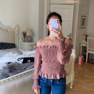 Off shoulder tröja - Säljer denna fina off shoulder tröjan från Trendyol. Alldrig använd, lappen är tom kvar! Tröjan är blusaktig vilket passar perfekt nu till sommaren 🥰