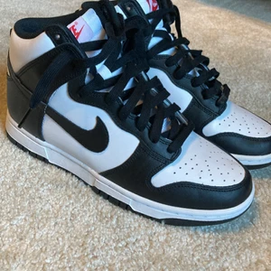 Nike dunk hoigh white-black storlek 40 - Helt nya panda dunks i storlek 40 bara provade utan någon typ av skada Lådan är lite skadad men köpte dom så, så kan inte göra så mycket åt det Köpta på Size i stockholm har kvitto Original pris-1799