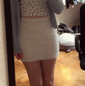 Vit kjol - Säljer denna fina vita kjol då den är för liten för mig. Den har ett litet, litet hål på insidan men det syns inte. Skulle passa för en xxs eller en mindre xs Köparen står för frakt.