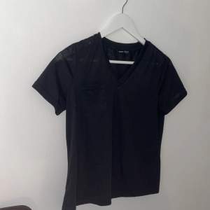En svart tunn t shirt köpt från shein 🤍 använd en gång. frakt är inkluderat i priset💚 vill man mötas upp är det billigare.