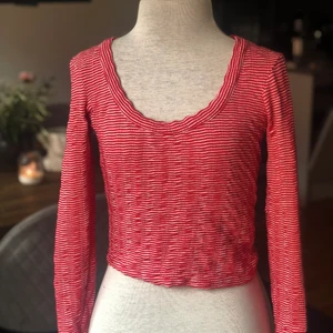 Röd- och vitrandig topp.  - Långärmad, vit och rödrandig topp från Zara, sparsamt använd. Storlek S.   Mått på docka  Byst: 82  Midja: 61 cm Stuss: 90 cm  För fler bilder eller frågor kring frakt är det bara att skicka iväg ett PM! 📦📸