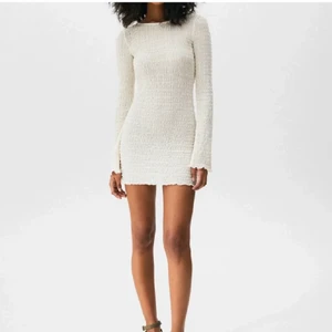 Vit klänning   - Oanvänd och slutsåld klänning från Pull&Bear i S. Lite liten på mig därför säljer jag💗