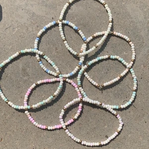 Pärlarmband🤍 - Olika pärlarmband💞 20 kr/st (3 för 50 kr och alla 7 för 100 kr) Skickas i kuvert där frakten är 17 kr💗 Samma pärlföljd finns som halsband, fotsmycke och ring också. Skriv privat för frågor eller för fler bilder ❤️