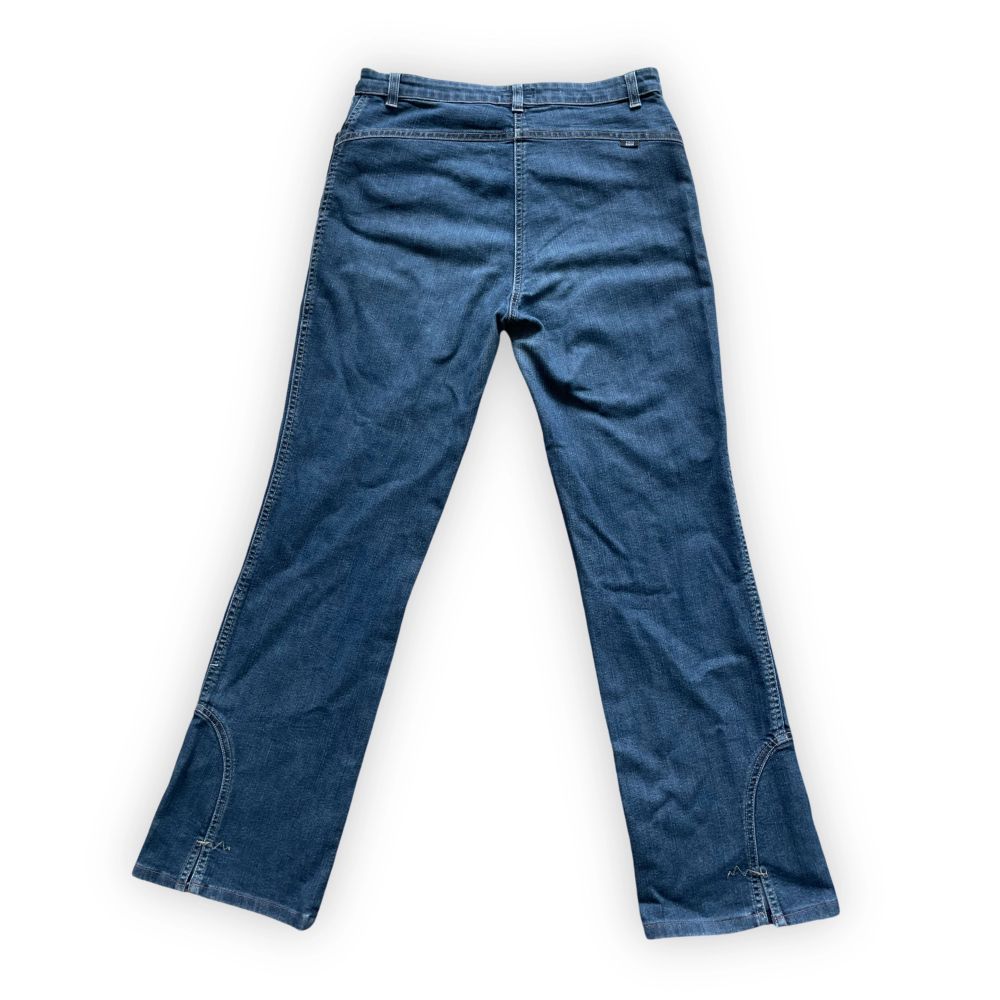 Snygga 90s jeans utan bakfickor! Midwaist, straight passform och flare cut! I perfekt skick!  MÅTT//Midja- 76cm, Innerbensmått-78cm! Jag är 170cm lång💋. Jeans & Byxor.