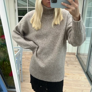 Stickad polo klänning - Stickad poloklänning från h&m. Suupermysig!! Perfekt sena sommarkvällar😍  storlek S. Frakt 49kr (spårbar)