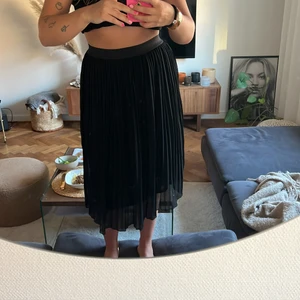Plisserad kjol  - En svart plisserad kjol i strl S ✨ Passar mig som är en strl S/M men den kommer inte till användning längre! Använd få gånger och så gott som ny nästan 🖤