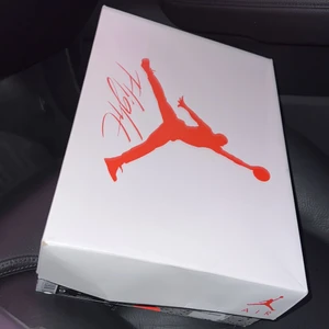 Jordan 4 oreos  - Nästan ny skick använt dom 2-3 gånger.  Storlek 42,5.  Äkta såklart kvitto finns