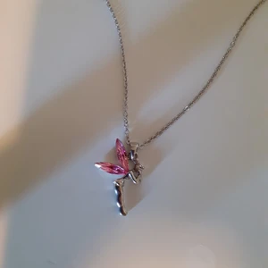 Halsband med älva  - Halsband med älva. Gulligt och i fint skick.