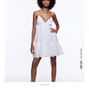Söker denna zara klänning i storlek xs vit kontakta om ni har.❤️