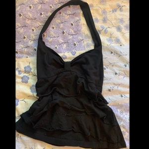 Halter Neck/Volang Topp - Halterneck med volang topp från Vero Moda i storlek S men sitter bra på mig som oftast har XS 💗