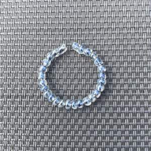 Marinblå/genomskinlig pärlad ring gjord med smyckesståltråd (framställd för att vara skonsam mot huden)! 10% av kostnaden går till organisationen Mind! 💓