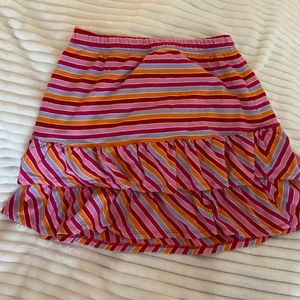 Randig kjol💖🧡 - En jätte söt randig kjol, aldrig använd av mig men köpt secondhand. Kommer ej till användning. Barnstorlek 14-16 men sitter som xs/s. Mer bilder kan skickas privat 