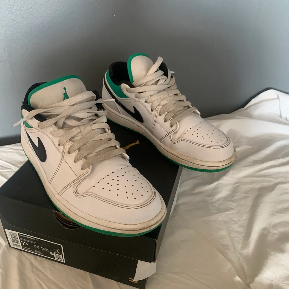 Hej Säljer ett par Jordan 1 low stadium green i stl 40,5. De är sparsamt använda och är fortfarande i väldigt fint skick. Original kartongen medföljer. Kan skickas men då stor köparen för frakten. Priset går att diskutera. Kengät.