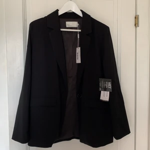 Oanvänd svart blazer  - En helt oanvänd slutsåld blazer från Nelly med prislapp kvar. Originalpris var 599kr💕 