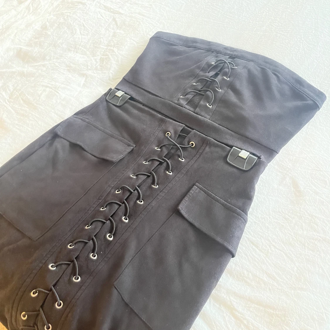 Två delar set i svart med snörning fram