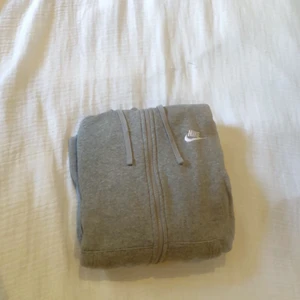 grå nike tech - helt ny nike tech köpt på man avdelningen så den är oversized, säljer pga har dubbla🙏nypris 1400kr