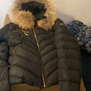 Hollies jacka storlek 42 - Jag har haft jackan i 2 år men använde bara den i ett år. Den är väldigt skön och värmer super bra, fickorna är stora och bra. 