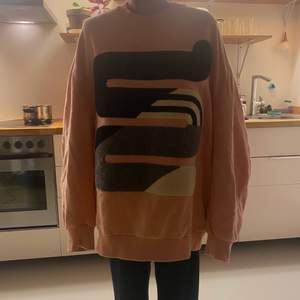 De är en tröja som knappt är använd från Henrik Vibskovs vinterkollektion 2017, ny pris 2200kr personen på bilden är 165 cm lång så den är väldigt oversized