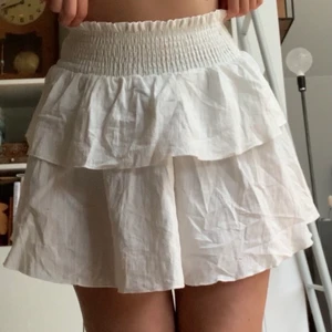 Supersöt volangkjol i bomull - Helt ny och oanvänd volangkjol! Supergullig och behagligt tyg! Perfekt till sommaren!!! 🤍🌷 Stretchig så passar nog allt från en större XS till en M! (Passar mig som är S/M). Pris är inklusive frakt!🥰  Pris kan diskuteras