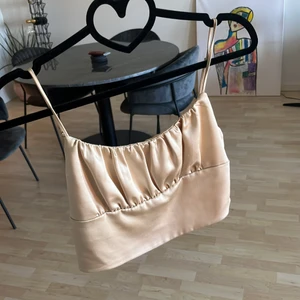 Zara topp - Champangefärgad topp från Zara. Sparsamt använd men har några små slitningar. Köpare står för frakt på 66kr 💛