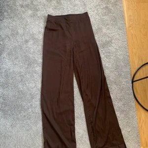 Pyjamas byxa - Siden pyjamas från bikbok! Änvönd ca 2-5 ggr och är i mycket bra skick. Säljer då jag tycker dem blir för korta på mig som är 174 cm Skriv om ni vill ha fler bilder!!💞