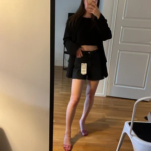 Jeansshorts - Oanvända mörkgrå jeansshorts från Zara med lappar osv kvar. Nypris 299kr.