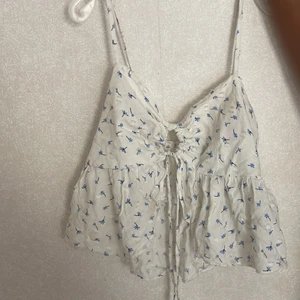 Topp - Söt topp från Bikbok. Köpt förra sommaren så tror inte den säljs längre! Bra skick❤️ skriv för bilder på!!