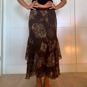 Midi skirt / kjol  - Brunmönstrad kjol i tunt flowigt material. Köpt second hand men inga defekter. Sitter lite loose på min höft och jag har 27 i jeansstorlek. Stretchig resor så funkar för större storlekar också! 