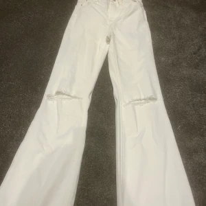 Vita utsvängda jeans  - Vita utsvängda jeans aldrig använda