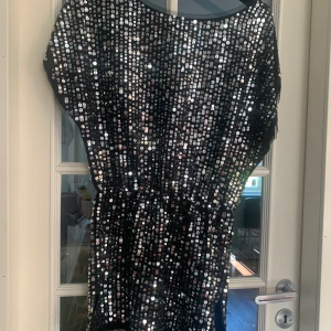 Klänning  - Fin paljettprydda kläning, passar till fest. 