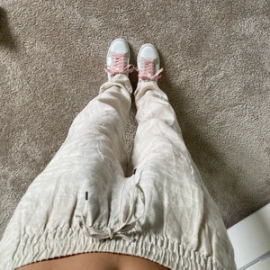 Linnebyxor - Superfina linnebyxor som jag säljer eftersom jag inte får så mycket användning av de. Har använt dem ett fåtal gånger men de är i nyskick. De är xs men passar även s💕