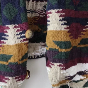 Stickad vest - Stickad vest, säljer då den aldrig används. Strl m, kan mötas i Gbg annars kan den också fraktas🤩👐🏼