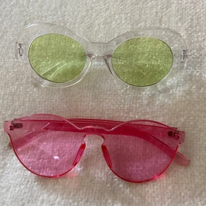 Färgglada solglasögon  - Färgglada fina tinted solglasögon! 💖💚💘 Ett par gröna glittriga, köpta här på Plick, och ett par lysande rosa, köpta på Tradera 🌸💖💕 Superfint skick, inga repor, säljes pga kommer ej till användning 💜💗🌙 20kr styck eller båda för 30kr ❤️