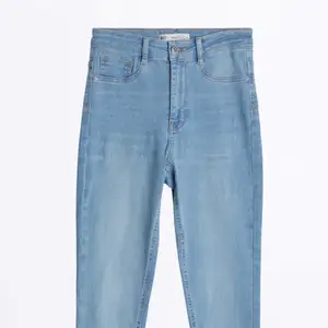 Molly highwaist skinny jeans från ginatricot, aldrig använd i strl M, kan även användas som S då de är väldigt tighta.