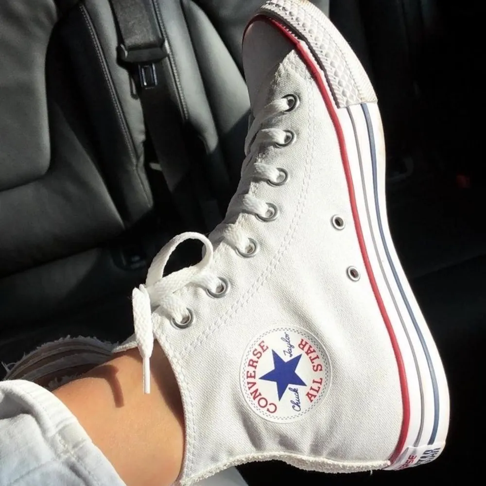 Skor från Converse i en fin vit färg!!! Köpta på Nelly och knappt använda, storlek 37. Så fina skor men får ingen användning för dom💓. Skor.