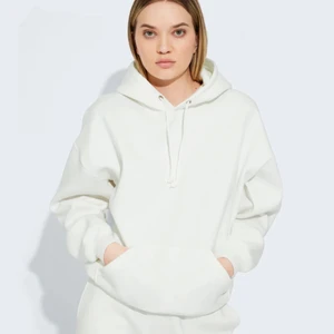 Vit houddie  - Säljer denna oversized houddie från bikbok i storlek xs/s. Helt fantastisk men använder den aldrig längre 🥰