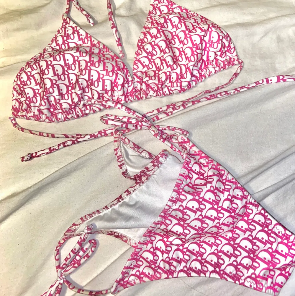 Bikini från Dior, verkligen superfin! Kommer ej ihåg nypris men den är bara använd någon enstaka gång. Den rosa modellen och har alla lappar kvar! 💕 fler bilden kan fås Diskuterbart pris!! 😜😜. Övrigt.