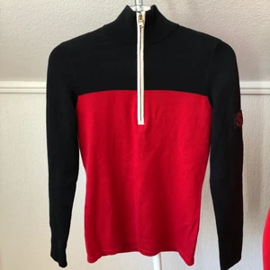 Tröja  - Tröja köpt hos Ralph Lauren i USA men aldrig använd! I storlek XS men passar XS-S. Frakt tillkommer på 62kr eller så kan jag mötas upp i malmö/Arlöv/Lund!