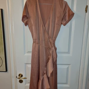 Neo Noir klänning  - Aldrig använd. Superfin sommarklänning. 