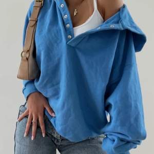 Säljer nu min fina blåa hoodie från NA-KD som tyvärr inte kommer till användning. Är i nyskick! (Många är intresserade och startar därmed budgivning ❗️❗️) 