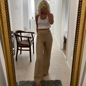 Beiga byxor - Superfina och använt mycket men är ändå i toppenskick! dragkedja på sidan