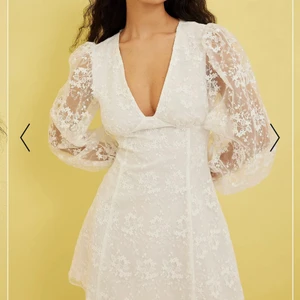 VIT KLÄNNING - Säljer nu min fina vita studentklänning. Endast använd en gång ❤️ Köparen står för frakten! 