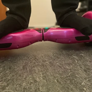Hoverboard till säljs - Intresserad av en otrolig och fantastisk hoverboard till sommarens otroliga äventyr!   Denna typ av fordon får dig snabbt fram till din nya destination på ett mer roligt, stilfullt och på ett säkert sätt och är en lysande present till barnen, föräldrarna 