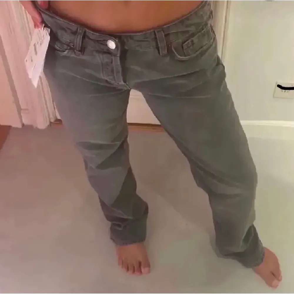 Jätte snygga lågmidjade Zara jeans💕💕 (sista bilden är lånad). Jeans & Byxor.