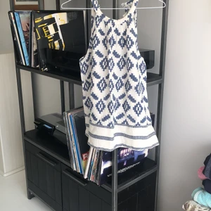 Mönstrad linne - En fin vit och blå mönstrad linne som jag har inte använt på länge, man knäpper upp den där bak som du ser på bild 2 💕