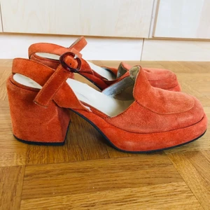 Sko bred klack 70-tal - Så fina skor i orange mockaliknande material med spänne och bred rejäl klack. Retro och inköpta second hand. Använda men fina på utsidan. Mer slitna på insidan - se foto. 